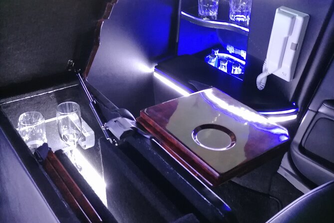 Lincoln Strecth Limousine with Wi Fi on board - Experience the Luxury of the Lincoln Stretch Limousine