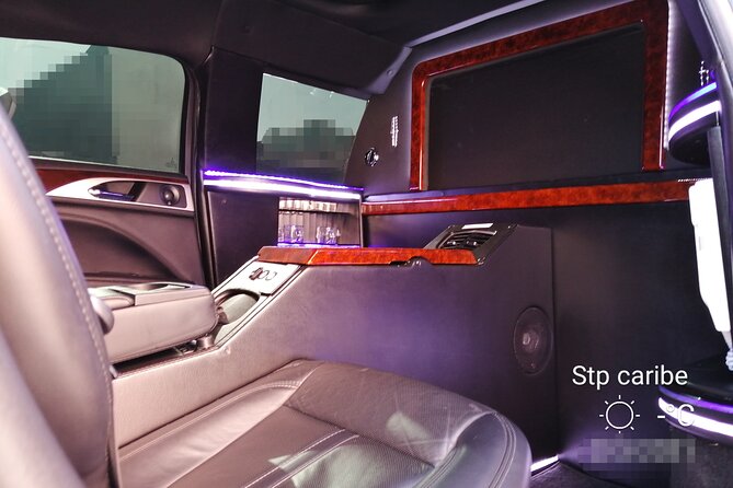 Lincoln Strecth Limousine with Wi Fi on board - Cancun Airport Pickup with Professional Support