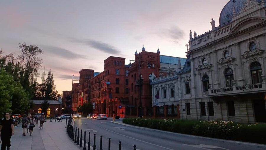 Lodz: Standard Walking Tour  2 Hours of Urban Stories - Starting Point at Poznaski Palace in Lodz