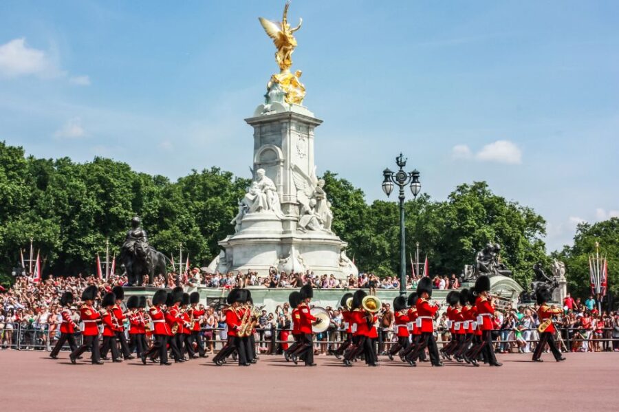 London: Buckingham Palace Entry & Changing of the Guard Tour - Watching the Changing of the Guard in London