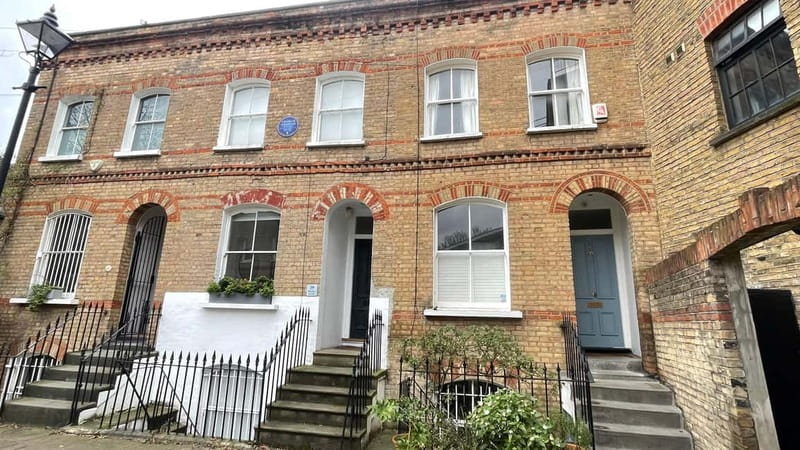 London: Charlie Chaplin Tour with Tube Journey - The Short Tube Ride Across the River Thames