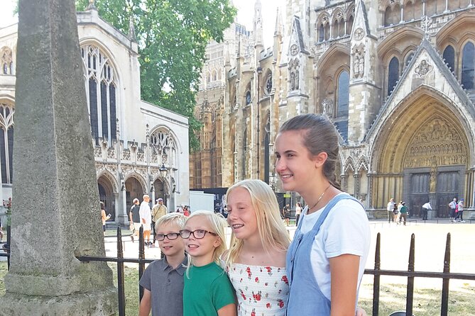 London Highlights Family-Friendly Walking Tour with Top Guide - Visiting Buckingham Palace and the Changing of the Guard