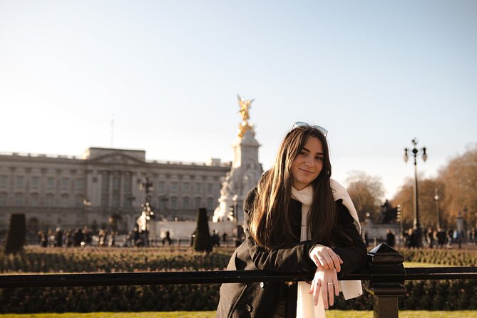 London : Private Photoshoot Outside Buckingham Palace - Meet at Buckingham Palace in London for a Quick, Personalized Photoshoot