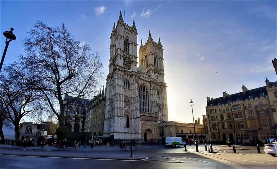 London: Royal Rascals and Scandalous Sovereigns Walking Tour - Starting Outside Westminster Abbey Gift Shop