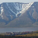 Longyearbyen: Panorama view hike - Platåfjellet Guided Hike - The Trail to Platåfjellet: Rocky Slopes and Arctic Landscapes