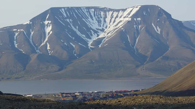 Longyearbyen: Panorama view hike - Platåfjellet Guided Hike - The Trail to Platåfjellet: Rocky Slopes and Arctic Landscapes