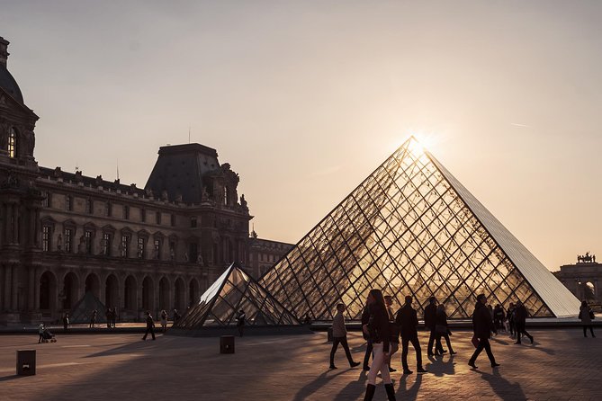 Louvre Museum Skip-the-Line Highlights Tour with Mona Lisa - Navigating the Crowds with Expert Guidance