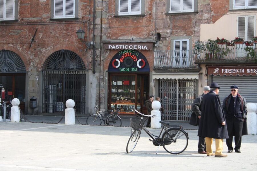 Lucca: bike tour & aperitivo - Walking Through Lucca’s Historic Center