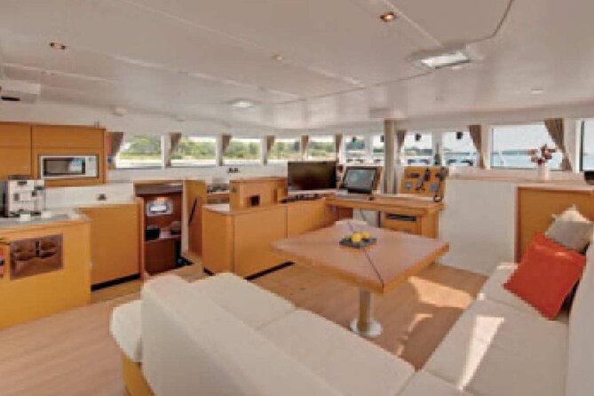 Luxury Hawaiian Sea Turtle, Dolphin Sail and Kona Snorkel - Starting Point at Honokohau Harbor for a Seamless Departure