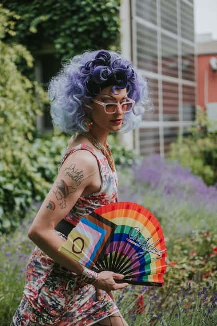 Madrid: Drag Queen Guided City Tour - Exploring the Royal Palace and Fortress Walls