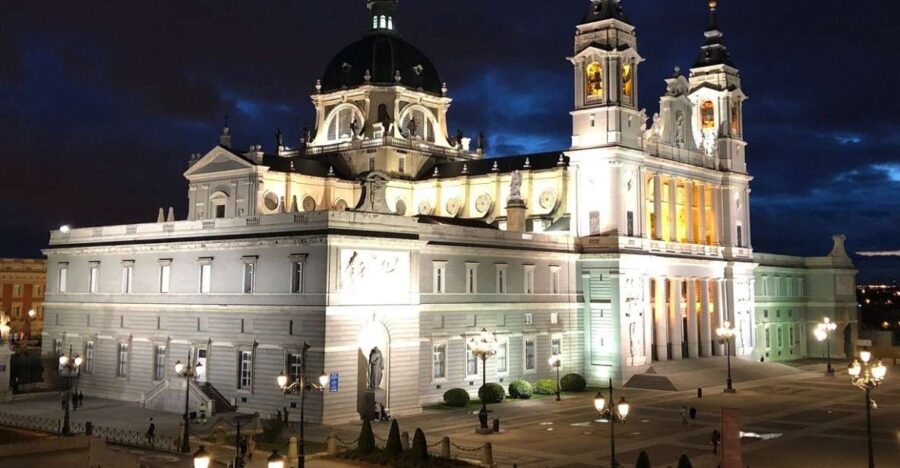 Madrid: Enchanted Evening Walking Tour in Spanish - Starting Point at Pl. de España and the Opening of the Nighttime Tour