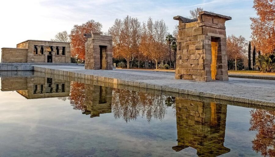 Madrid: Highlights of Madrid Walking Tour - Exploring Madrid’s Historic Squares: Plaza Mayor and Plaza de la Villa