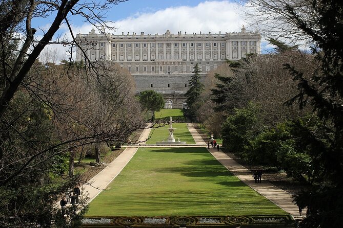 Madrid: Royal Palace Guided Tour with Skip the Line Ticket - The Benefits of Guided Tours over Solo Visits