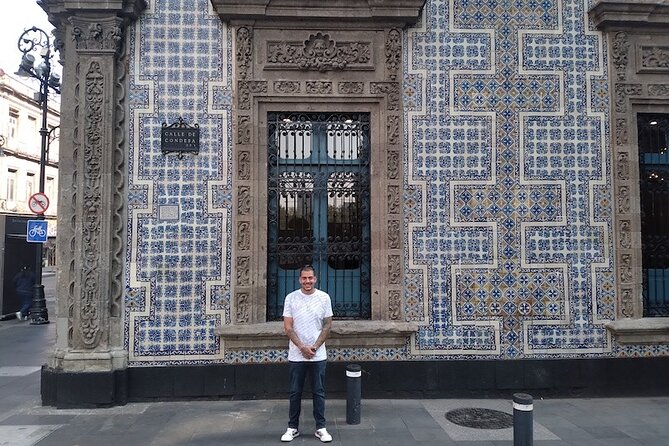 Mexico City Architecture Tour: Admire Historic and Modern Marvels - Visiting the Catedral Metropolitana: A Blend of Styles