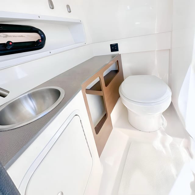 Miami: Private Boat Charter Guided and Tailored Experience - The Luxurious 29 FT SeaRay SDX for Miami Exploration