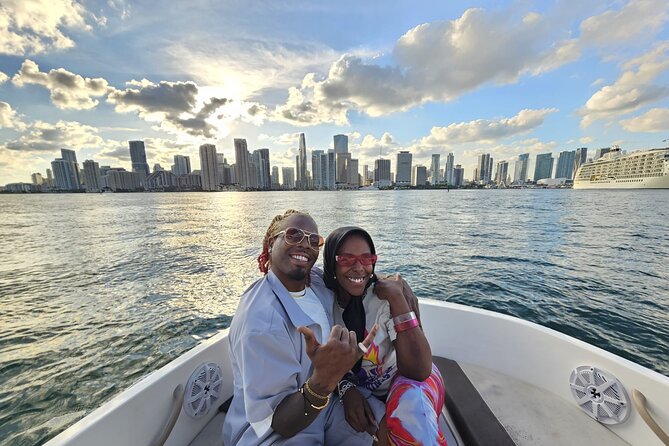 Miami Shared Boat tour, 2 hours on a 24 ft boat. 6 people total. - Experience the Best of Miami Bay on a 24 ft Boat