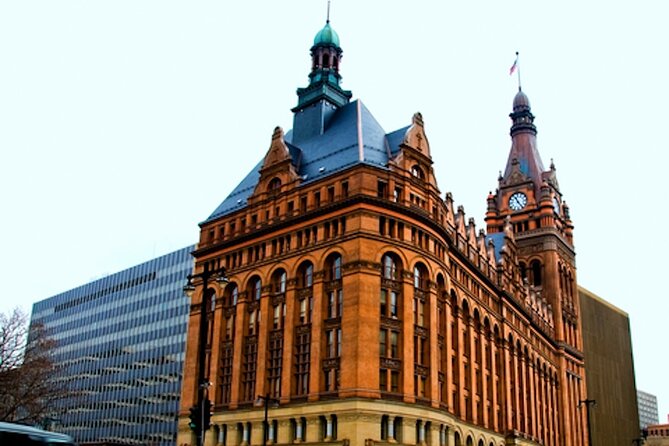 Milwaukee Historic Downtown Self Guided Walking Tour - Stopping at Usinger’s Famous Sausage and Its Historical Significance