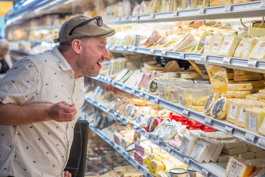 Milwaukee: Local Food Tour of 5 Delicacies & a Secret Dish - Sampling Milwaukee’s Classic Foods: Brats, Cheese Curds, and Fish Fry