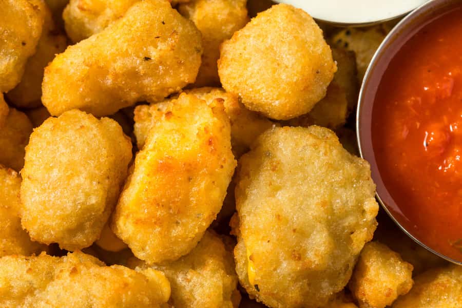 Minneapolis: North Loop Food Tour with 6 Local Tastings - Tasting the Coal-Fired Pizza and Cheese Curds