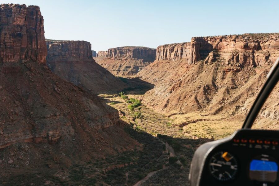 Moab: Corona Arch Canyon Run Helicopter Tour - Starting Point at Canyonlands Field Airport