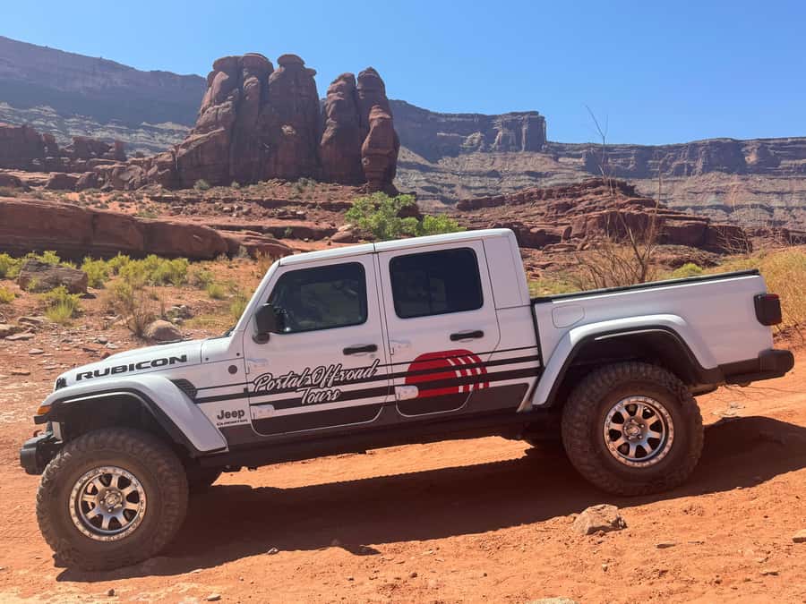 Moab: Private Scenic Jeep Tour with Guide - Choosing Your Scenic Route: Gemini Bridges & Long Canyon