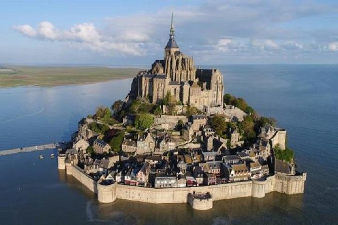 Mont St Michel Guided Day Trip from Paris in Minivan - Exploring Mont Saint-Michel’s Historic Abbey and Medieval Town