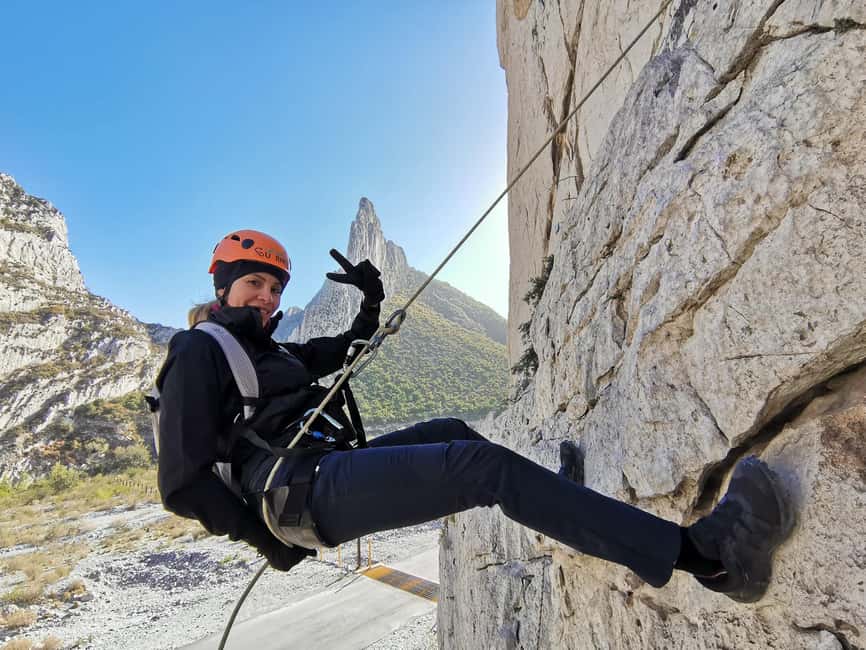 Monterrey: Rappelling class in La Huasteca Park - Learning to Control Rappelling on a 12-Meter Wall