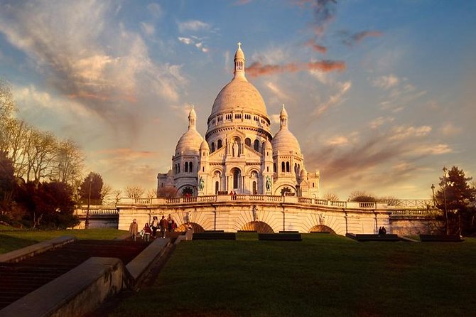 Montmartre & Sacré Coeur Private Historical 2-Hour Walking Tour in Paris - Visiting the Iconic Moulin Rouge and Its Surroundings