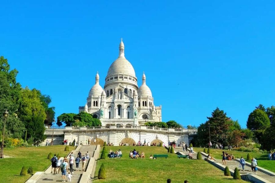 Montmartre Walking Tour: Art, History & Bohemian Life - Starting at Place des Abbesses and the Art Nouveau Église Saint-Jean