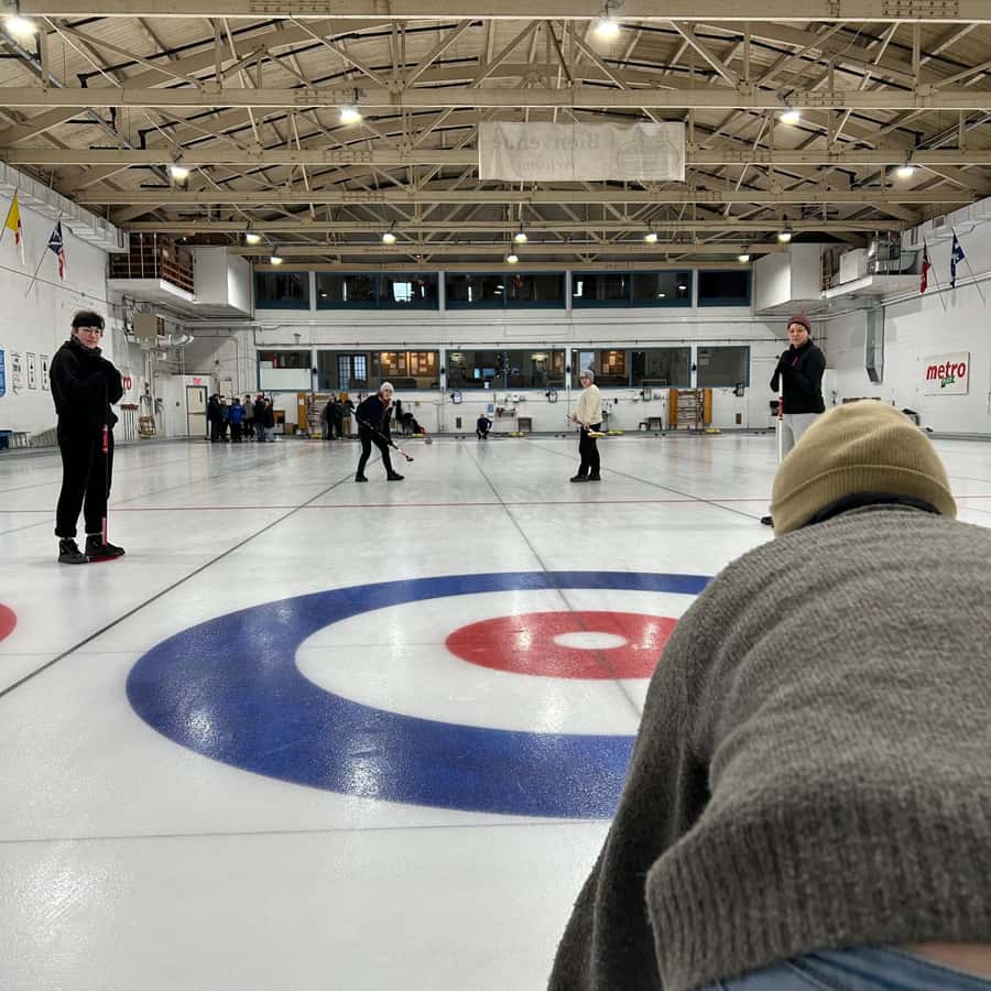 Montreal: Curling Experience with instructor and equipment - The 30-Minute Coaching Session with a Bilingual Instructor