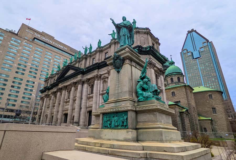 Montreal: Private Walking Tour of Downtown and Old Montreal - Starting in Downtown Montreal’s Vibrant Heart