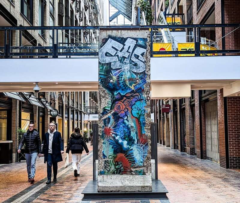 Montreal: RESO Underground City and Downtown Walking Tour - Meeting Point at 800 Boul. René-Lévesque Ouest