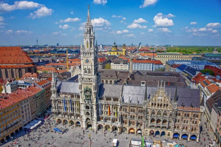 Munich City: Marienplatz and English Garden Walking Tour - Starting in the Heart of Munich at Marienplatz