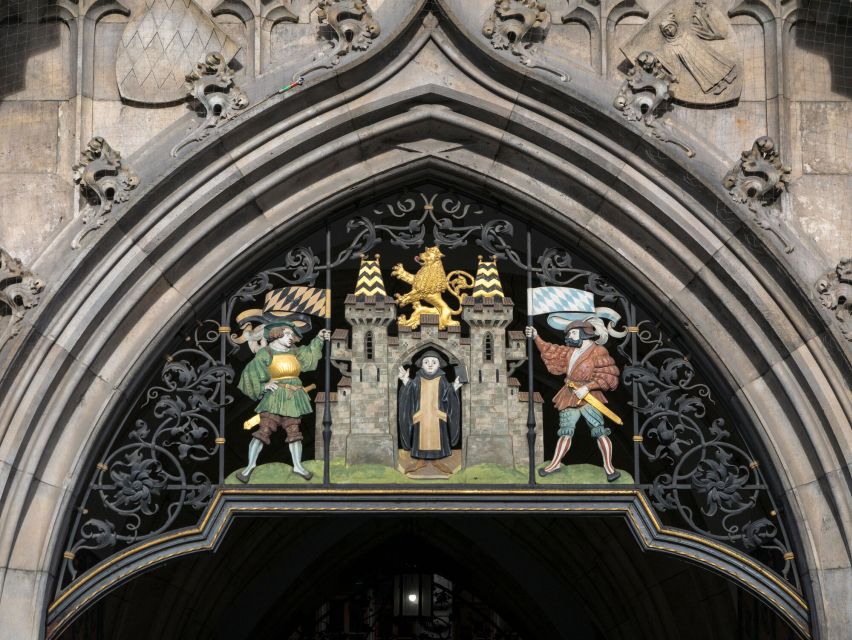 Munich: Guided Tour of the historic Town Hall on Marienplatz - Visiting the New Town Hall on Marienplatz