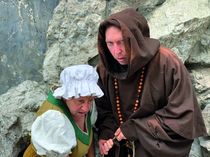 Munich: Scary Tour with actors in GERMAN - Starting Point at Karlsplatz/Stachus with a Distinctive Guide