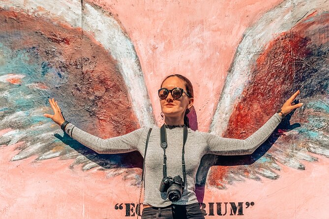 Murals and Graffiti Photoshoot - Posh Melrose with a Photographer in Los Angeles - Discover the Iconic Murals and Art on Melrose Avenue