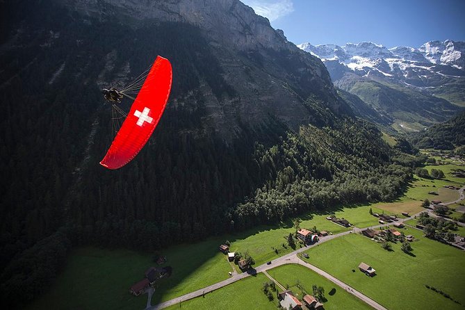 Mürren: Paragliding over the Lauterbrunnen Valley - The Takeoff Process and Safety Briefing