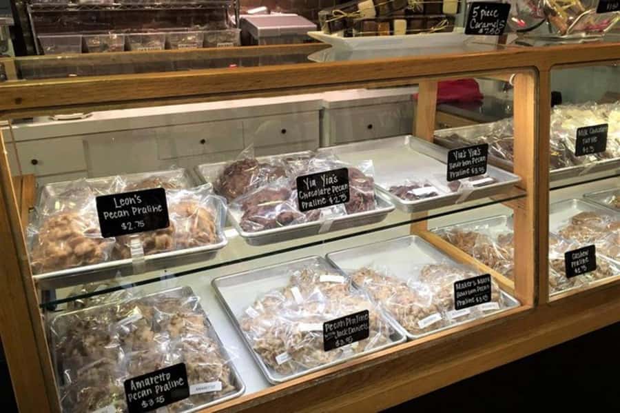 Nashville: Downtown Food, Drink and Sightseeing Walking Tour - Tasting Southern Food and Specialty Drinks