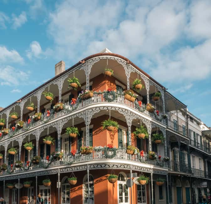 New Orleans Favorites: Beyond the French Quarter Tour - Exploring the Eclectic Atmosphere of Magazine Street and the Garden District