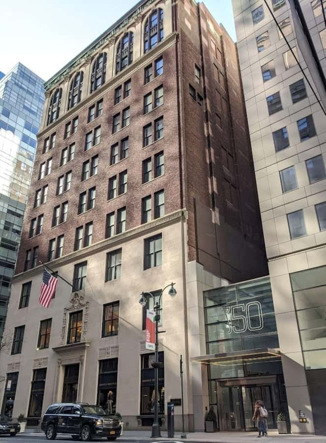 New York City: Midtown Holdouts Walking Tour - Discovering Midtowns Quirky Holdouts