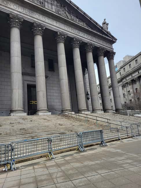 New York City: TV and Movie Filming Locations Running Tour - Starting at the Berlin Wall Piece: The First Photo Stop