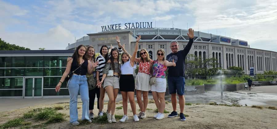 New York Contrasts Tour in Spanish, three great neighborhoods. - Exploring Queens Residential and Cultural Neighborhoods