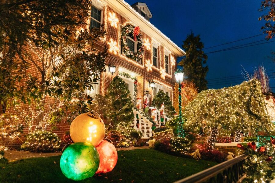 NYC: Dyker Heights Christmas Lights & Skyline View Bus Tour - The Starting Point at Junior’s Restaurant and Bakery