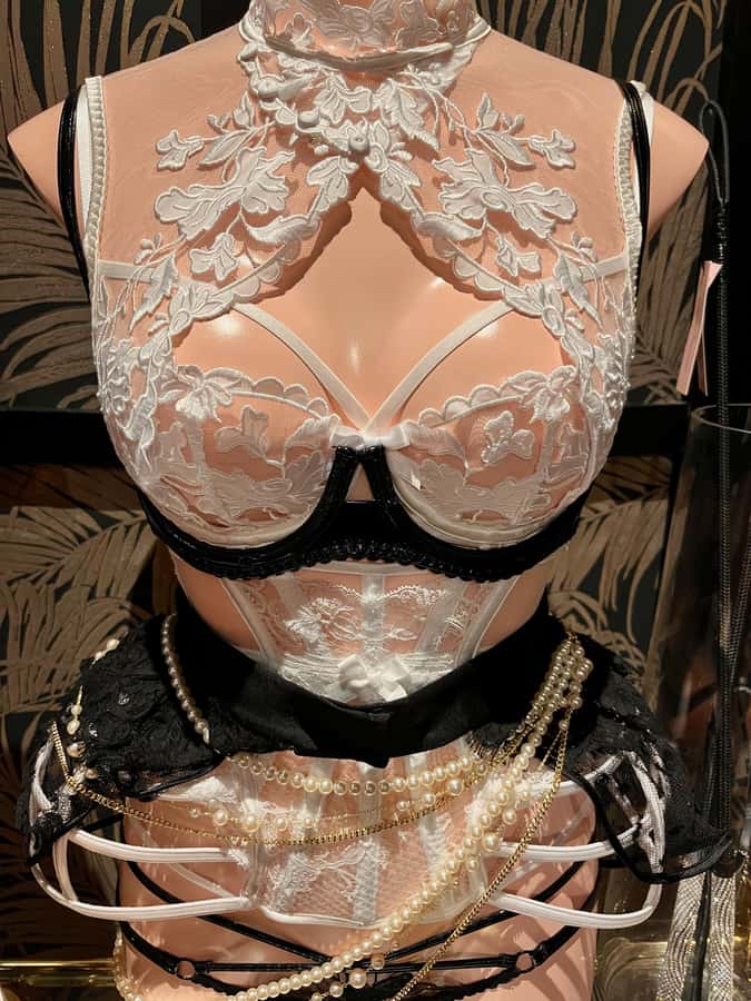 NYC: East Village Underground Fashion Tour - Exploring East Villages Rebellious Fashion Scene