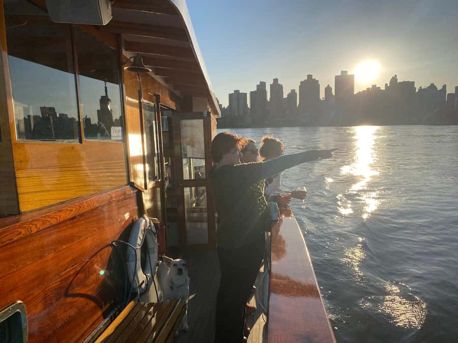 NYC: Urban Wildlife Sunset Tour of the East River - Discovering the Rich History of NYC Islands