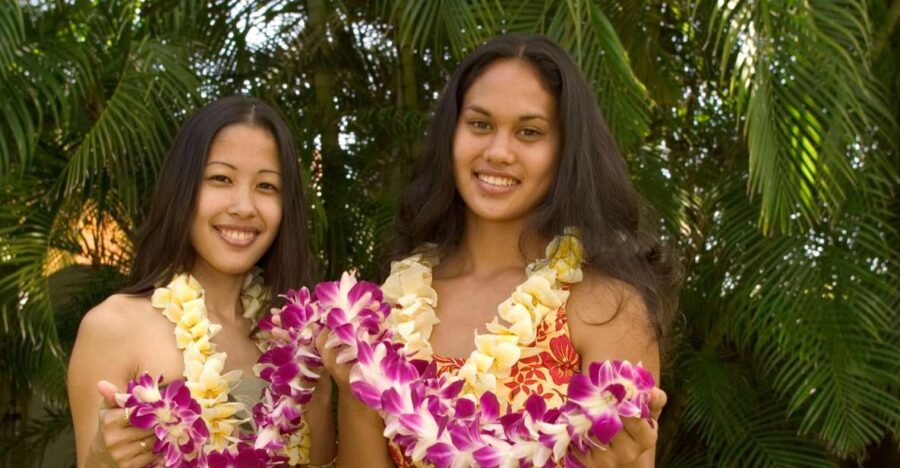 Oahu: Honolulu Airport (HNL) Honeymoon Lei Greeting - Meeting at Honolulus Daniel K. Inouye International Airport