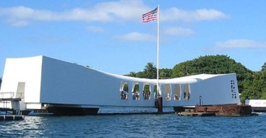 Oahu: Pearl Harbor Heroes Deluxe Experience - Marvel at the USS Arizona Memorial and Pay Tribute