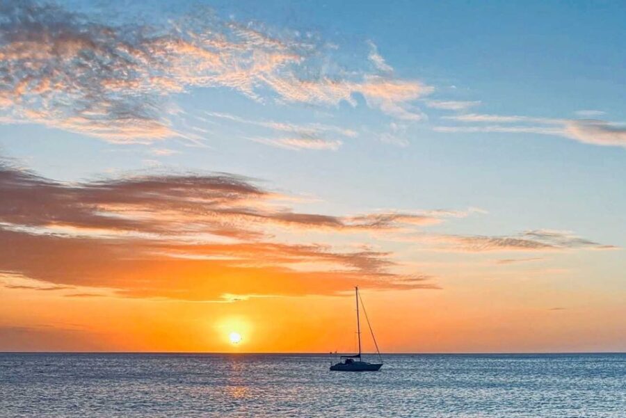 Oahu: Sunset sailing in small intimate groups - Sailing Towards Diamond Head and Waikiki’s Skyline