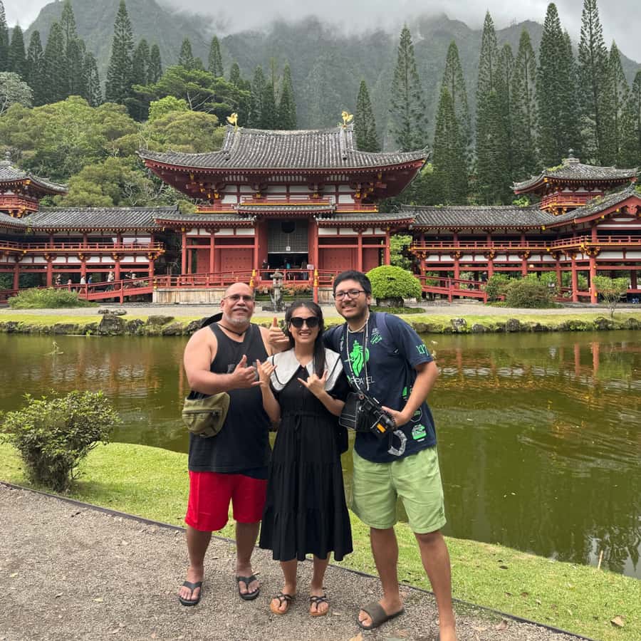 Oahu: The Ultimate Private Circle Island Tour 5-7 Guests - Meeting Your Guide and First Impressions