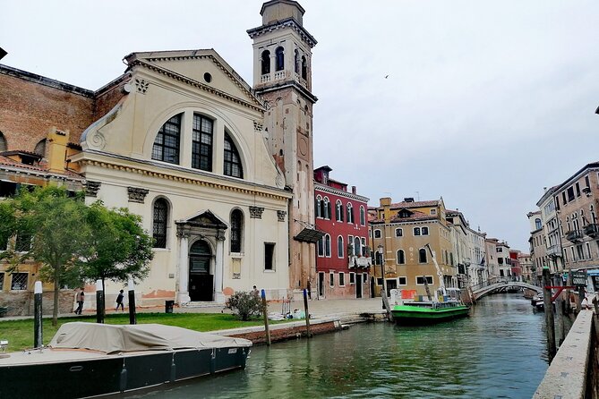 Off the Beaten Path Walk in Venice - Passing the Iconic Ca Foscari and Its Architectural Significance